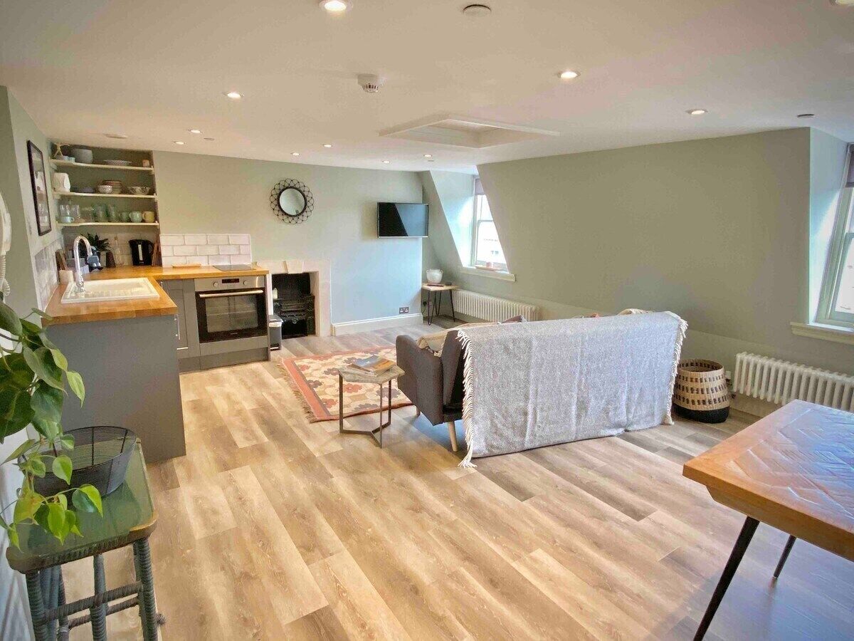 Smart TV, chimenea, parlantes smart