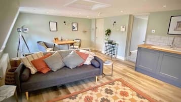 Una Smart TV, una chimenea, un altavoz inteligente