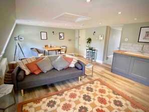 TV, lareira, smart speakers