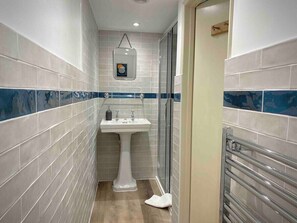 Dusj, hårføner, håndklær og såpe