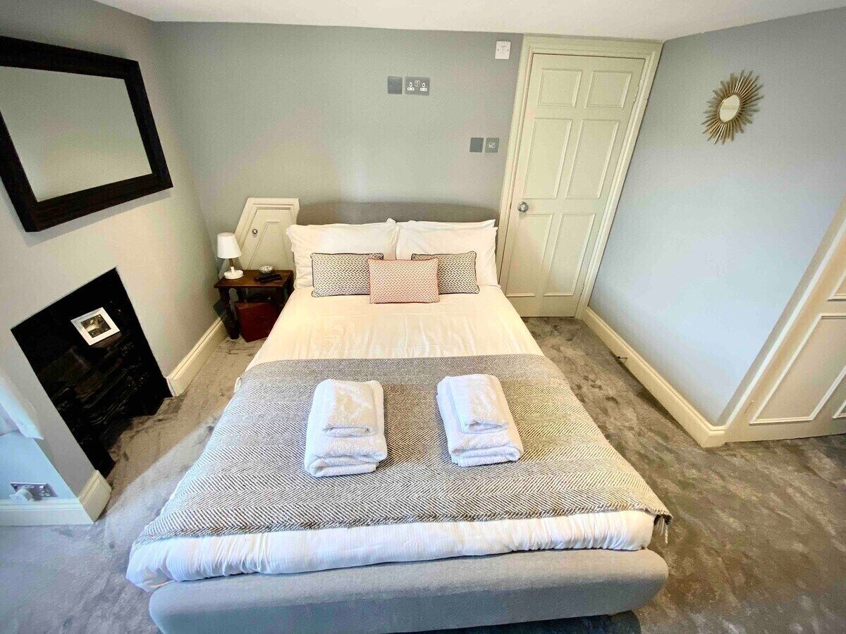 1 dormitorio, tabla de planchar con plancha, cuna de viaje y wifi gratis
