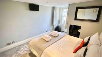 1 habitación, tabla de planchar con plancha y cuna de viaje