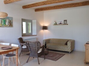 Fernseher, Tischtennisplatte, Bücher