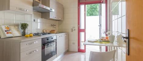 Fridge, oven, stovetop, coffee/tea maker