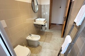 Dusche, Haartrockner, Bidet