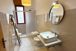 Douche, sĂšche-cheveux, bidet