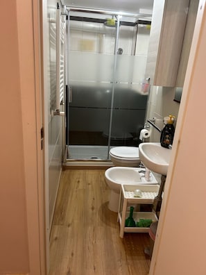 Shower, free toiletries, hair dryer, bidet - D'Epoca Apartment in the Ancient Village (Bari)