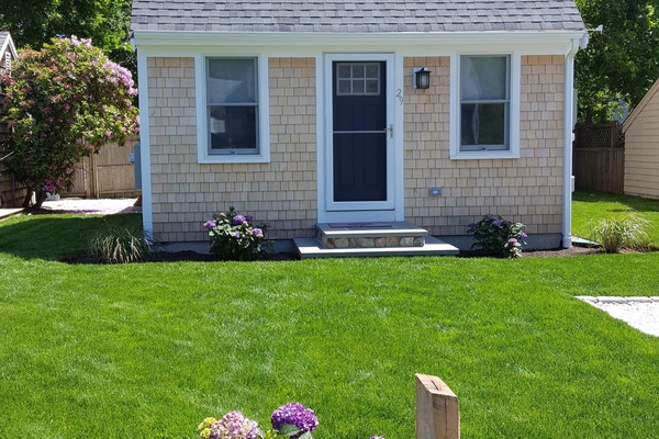 Newly rebuilt Cape Cod Saltbox cottage, open-plan, sleeping loft, & 16 windows!