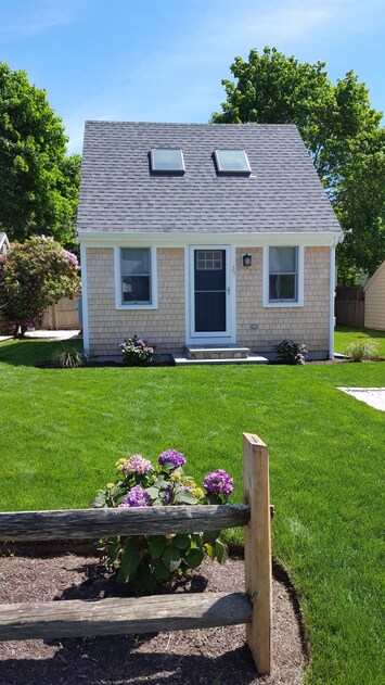 Newly rebuilt Cape Cod Saltbox cottage, open-plan, sleeping loft, & 16 windows! 