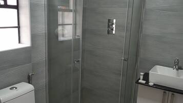 Executive Room | Bathroom | Free toiletries, slippers, towels, soap