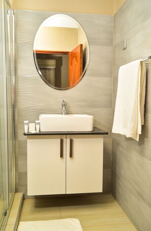 Executive Room | Bathroom | Free toiletries, slippers, towels, soap