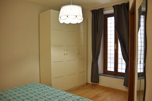 1 chambre, fer et planche à repasser, draps fournis