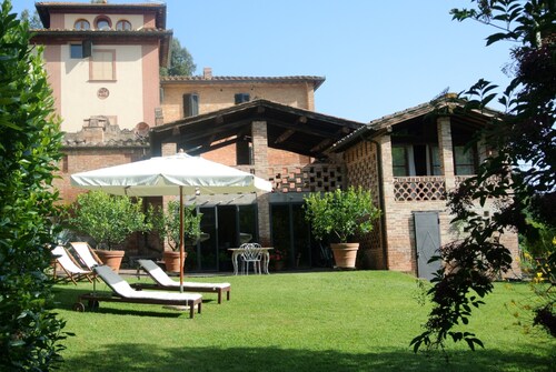 Country Farmhouse with Magnificient Gardens near Siena, Tuscany