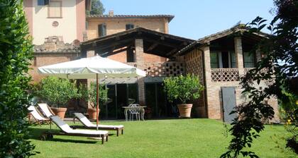 Country Farmhouse with Magnificient Gardens near Siena, Tuscany