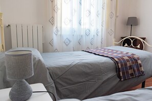 3 habitaciones, escritorio y tabla de planchar con plancha 