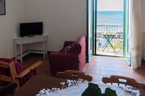 Smart-TV, Kamin, Bücher