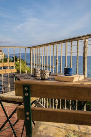 Outdoor dining - La Titina: A dream view of the sea and the marina (Pisciotta)