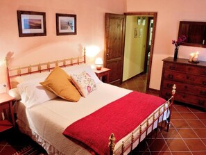 1 slaapkamer, een strijkplank/strijkijzer, gratis wifi, beddengoed