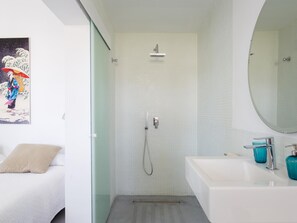 Een douche, een haardroger, handdoeken