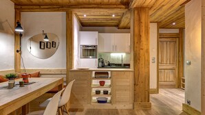 Un interior de madera con comedor, cocina y una puerta de madera.