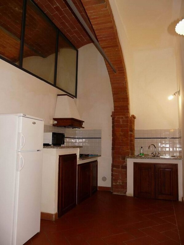 Fridge, oven, stovetop, coffee/tea maker - Apartment in Torrita, ground floor, terrace, swimming pool, Wi Fi, up to 4 pers (Torrita di Siena)