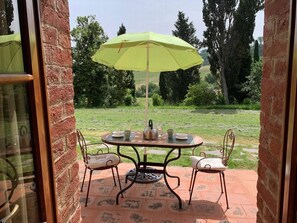 Outdoor dining - Apartment in Torrita, ground floor, terrace, swimming pool, Wi Fi, up to 4 pers (Torrita di Siena)