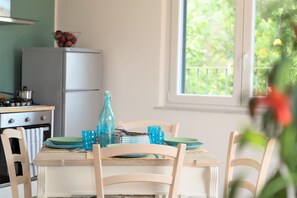 Fridge, oven, stovetop, toaster - Charming resort apartment, location, services, quiet, charm for a superior vacation! (Valverde)