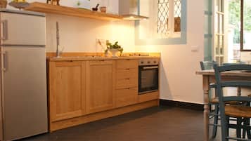 Fridge, oven, stovetop, coffee/tea maker