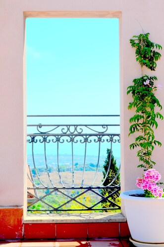 Charming resort apartment, location, services, quiet, charm for a superior vacation!