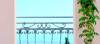 Charming resort apartment, location, services, quiet, charm for a superior vacation!