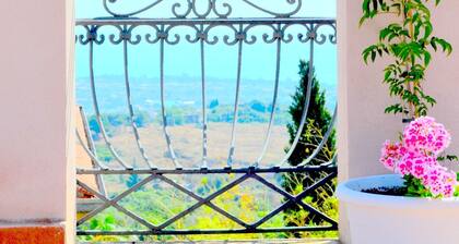 Charming resort apartment, location, services, quiet, charm for a superior vacation!