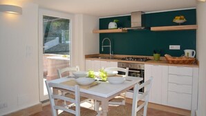 Réfrigérateur, un four, surface de cuisson, grille-pain