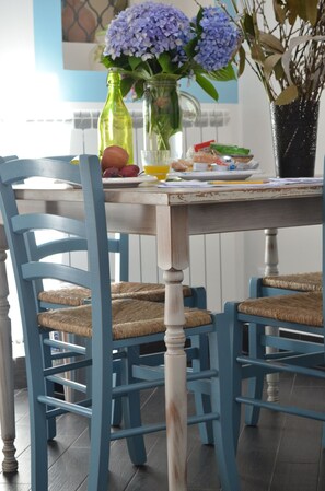 Dining - Charming resort apartment, location, services, quiet, charm for a superior vacation! (Valverde)