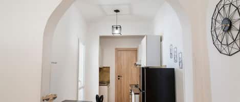 Fridge, oven, stovetop, coffee/tea maker