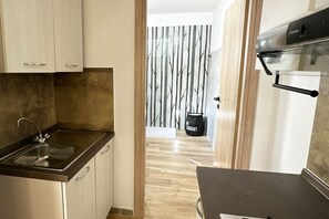 Réfrigérateur, four, plaque de cuisson, cafetière/bouilloire