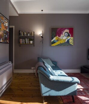 TV, DVD player - Flattered to be in Tomar T2 A (Tomar)