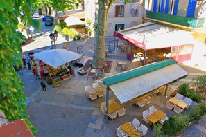 Outdoor dining - XVII century town house with a studio apartment (Flayosc)