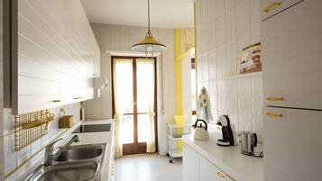 KĂŒhlschrank, Herdplatte, Wasserkocher mit Kaffee-/Teezubehör, Toaster