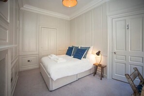 3 bedrooms, iron/ironing board, travel crib, WiFi (free) - Spacious, Stylish City Centre Maisonette(WSO) (Bath)
