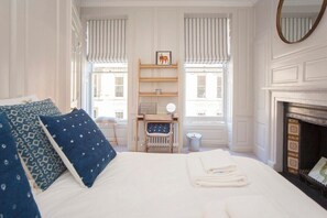 3 quartos, ferros/tábuas de passar roupa, berço de viagem