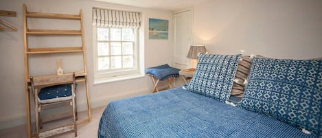 3 habitaciones, tabla de planchar con plancha y cuna de viaje