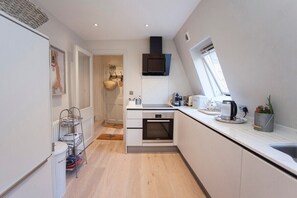 Coffee/tea maker, fridge, microwave, oven - Spacious, Stylish City Centre Maisonette(WSO) (Bath)