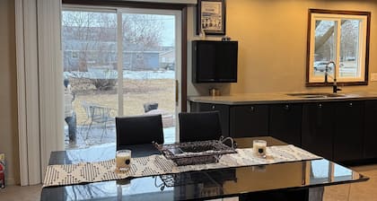 1 block to Lambeau Stadium & Titletown District. 6 Parking spots. 4 Bedrooms