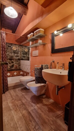 Doccia, asciugacapelli, bidet, asciugamani