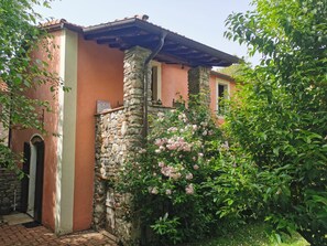 Property grounds - La Casetta - Rose Cottage in Tuscany (Fosdinovo)