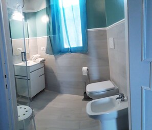 Doccia, asciugacapelli, bidet, asciugamani