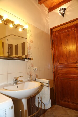 Bañera, bidet, toallas, papel higiénico
