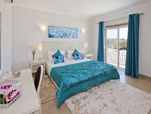 2 chambres, coffres-forts dans les chambres, fer et planche à repasser