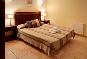 3 makuuhuonetta, silitysrauta/-lauta