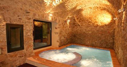 Rural house with pool and jacuzzi (Albera, Can Llobet)